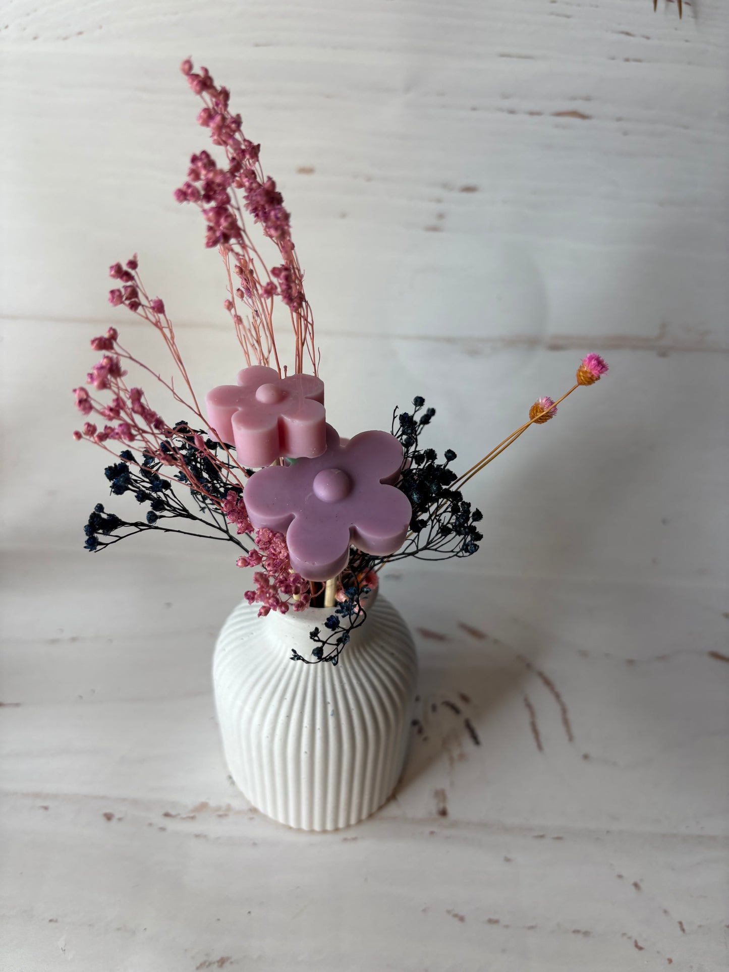 Vaso in ecoresina con fiori in cera