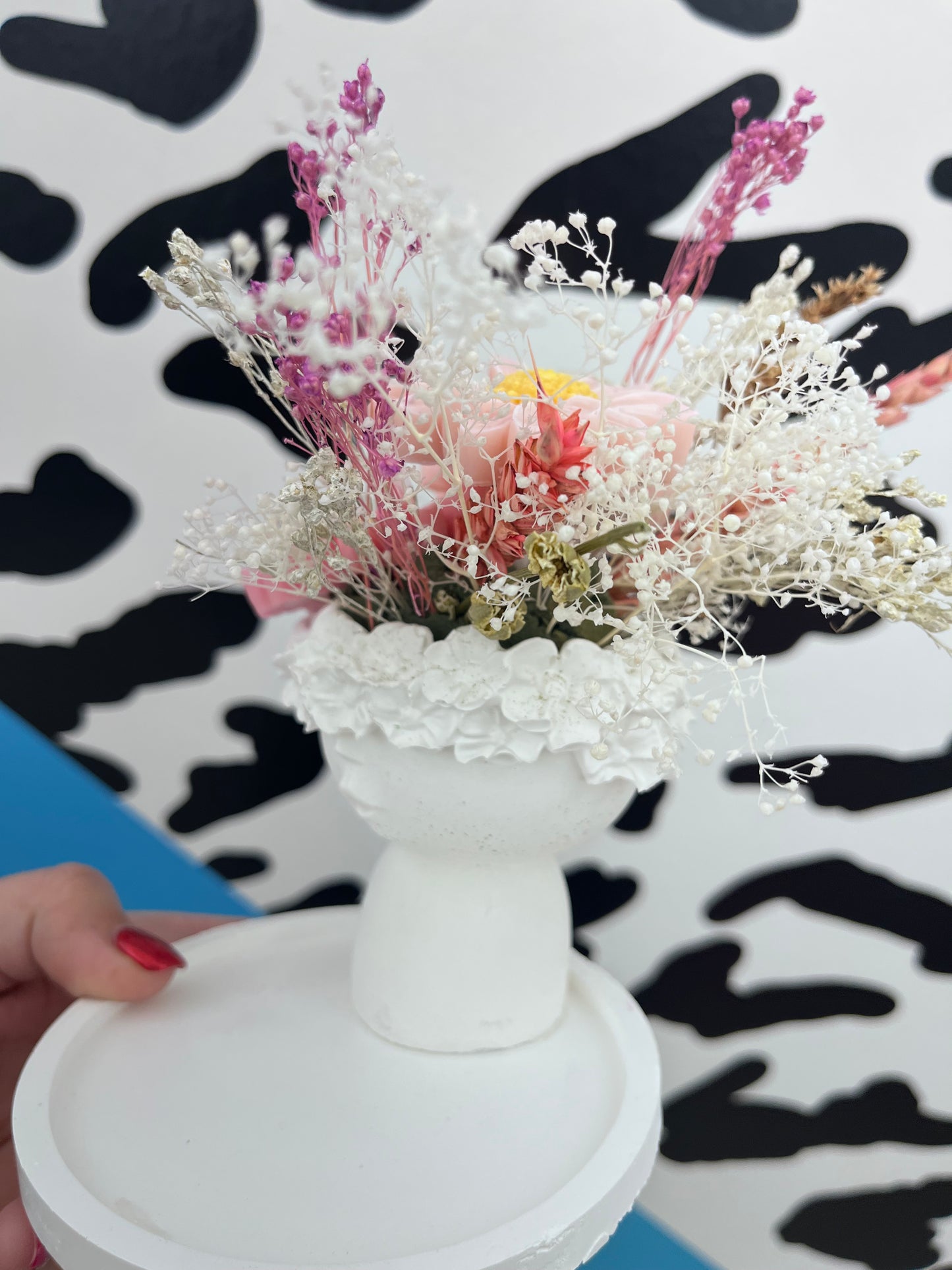 Viso fiorito-composizione vaso con cera e fiori su piattino