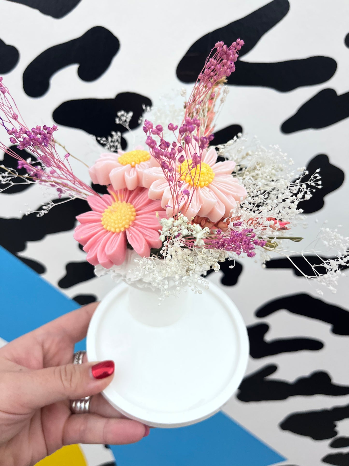 Viso fiorito-composizione vaso con cera e fiori su piattino