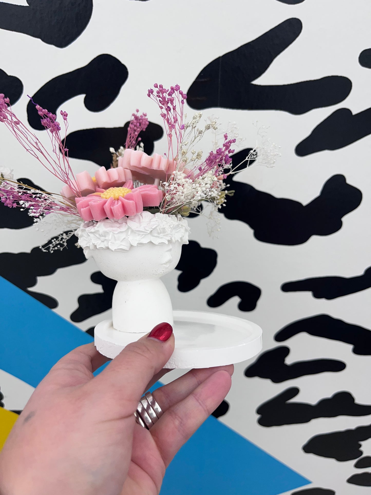 Viso fiorito-composizione vaso con cera e fiori su piattino