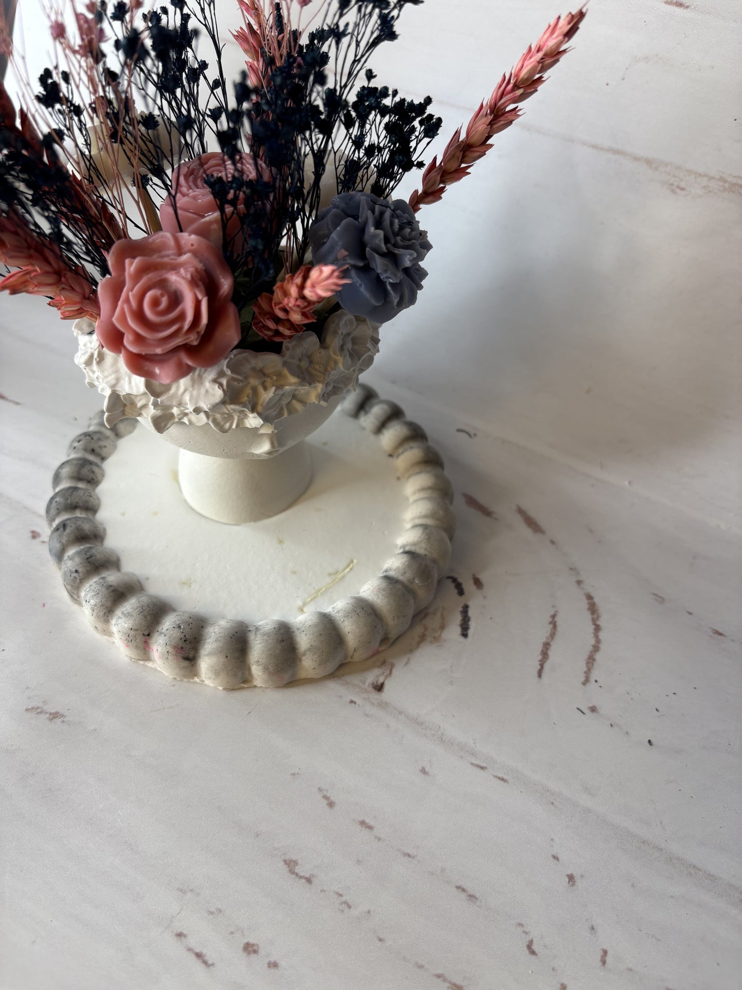 Viso fiorito-composizione vaso con cera e fiori su piattino