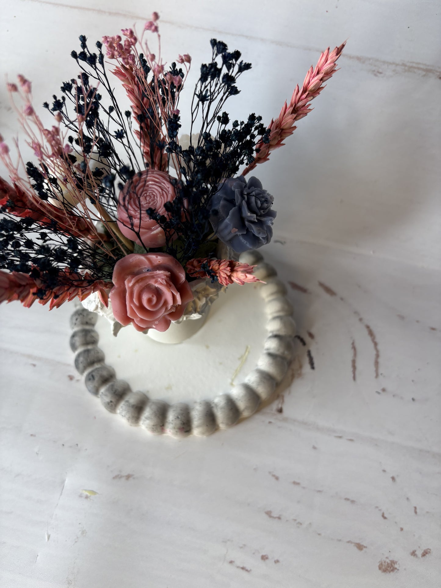 Viso fiorito-composizione vaso con cera e fiori su piattino