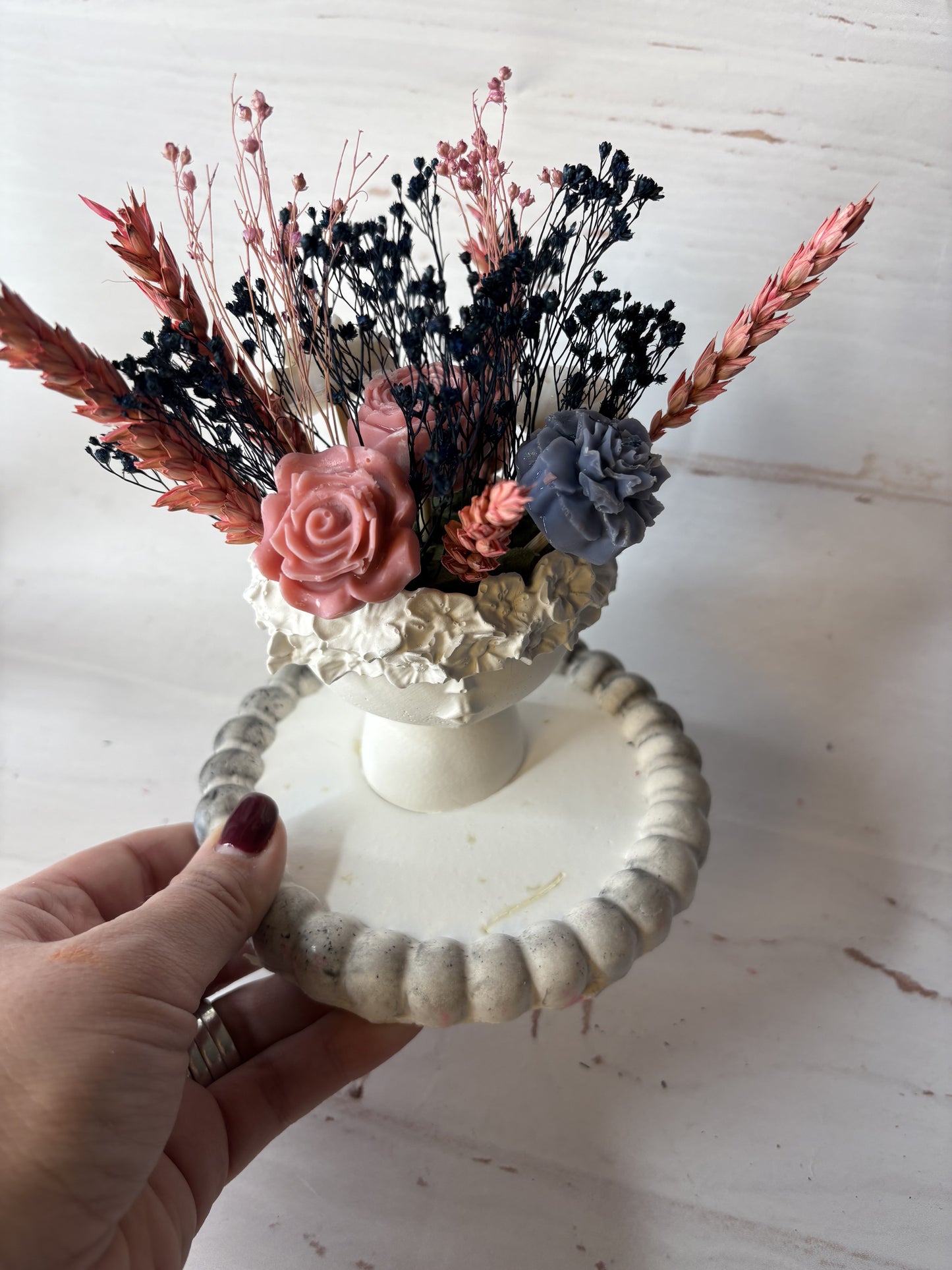 Viso fiorito-composizione vaso con cera e fiori su piattino