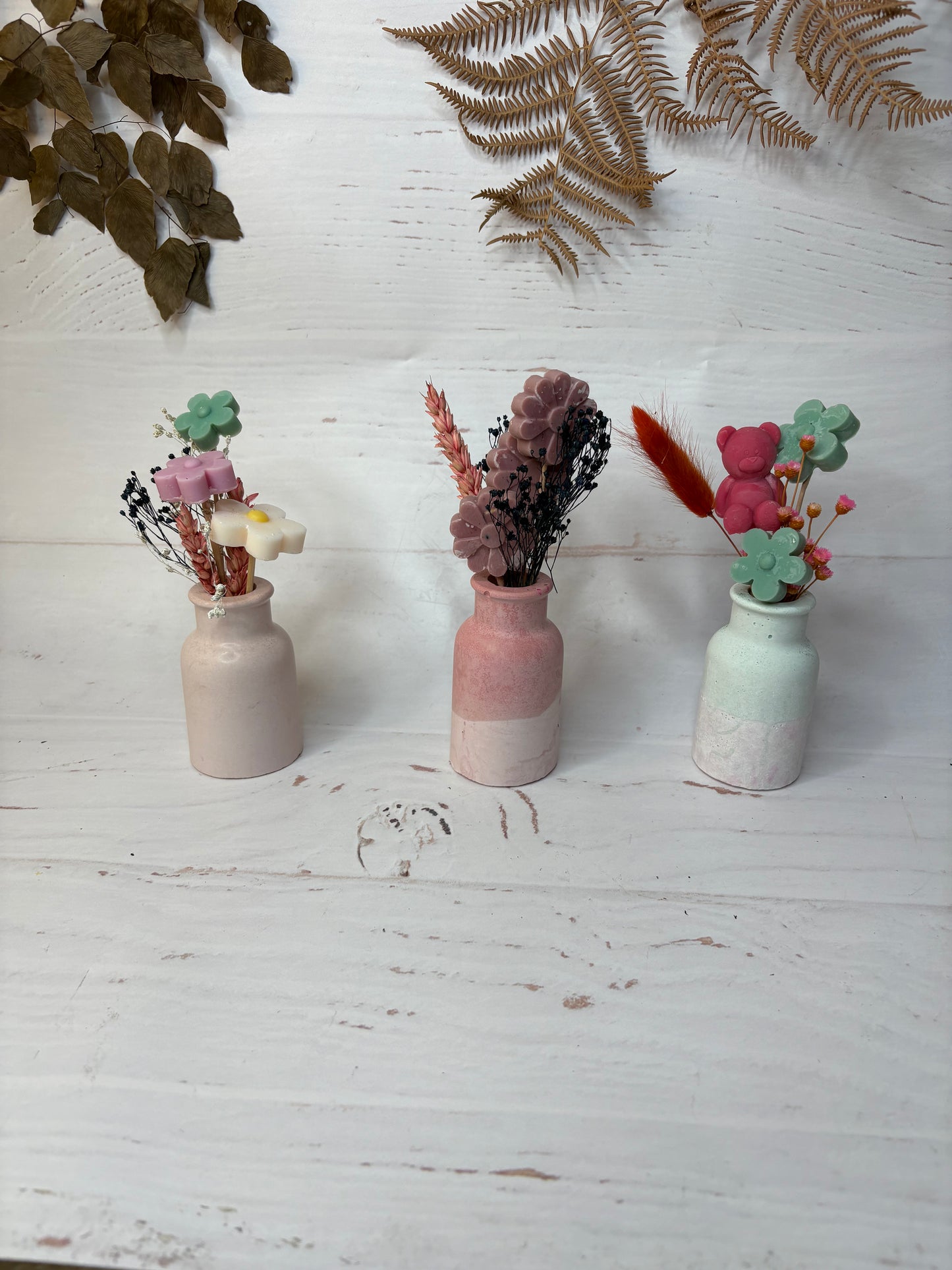 Vaso in ecoresina con fiori in cera