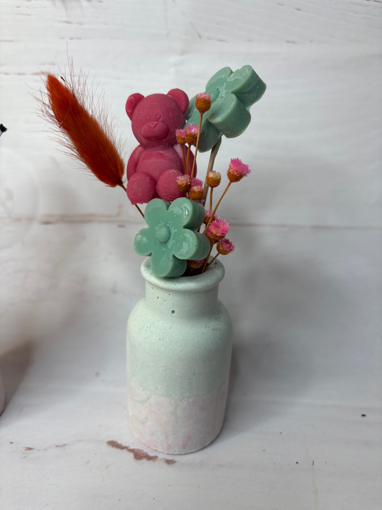 Vaso in ecoresina con fiori in cera