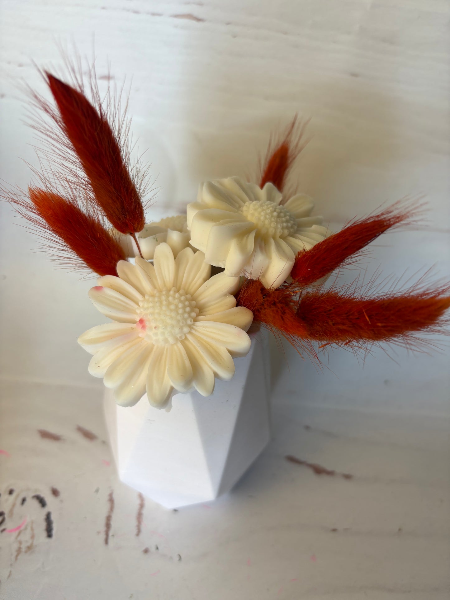Vaso in ecoresina con fiori in cera