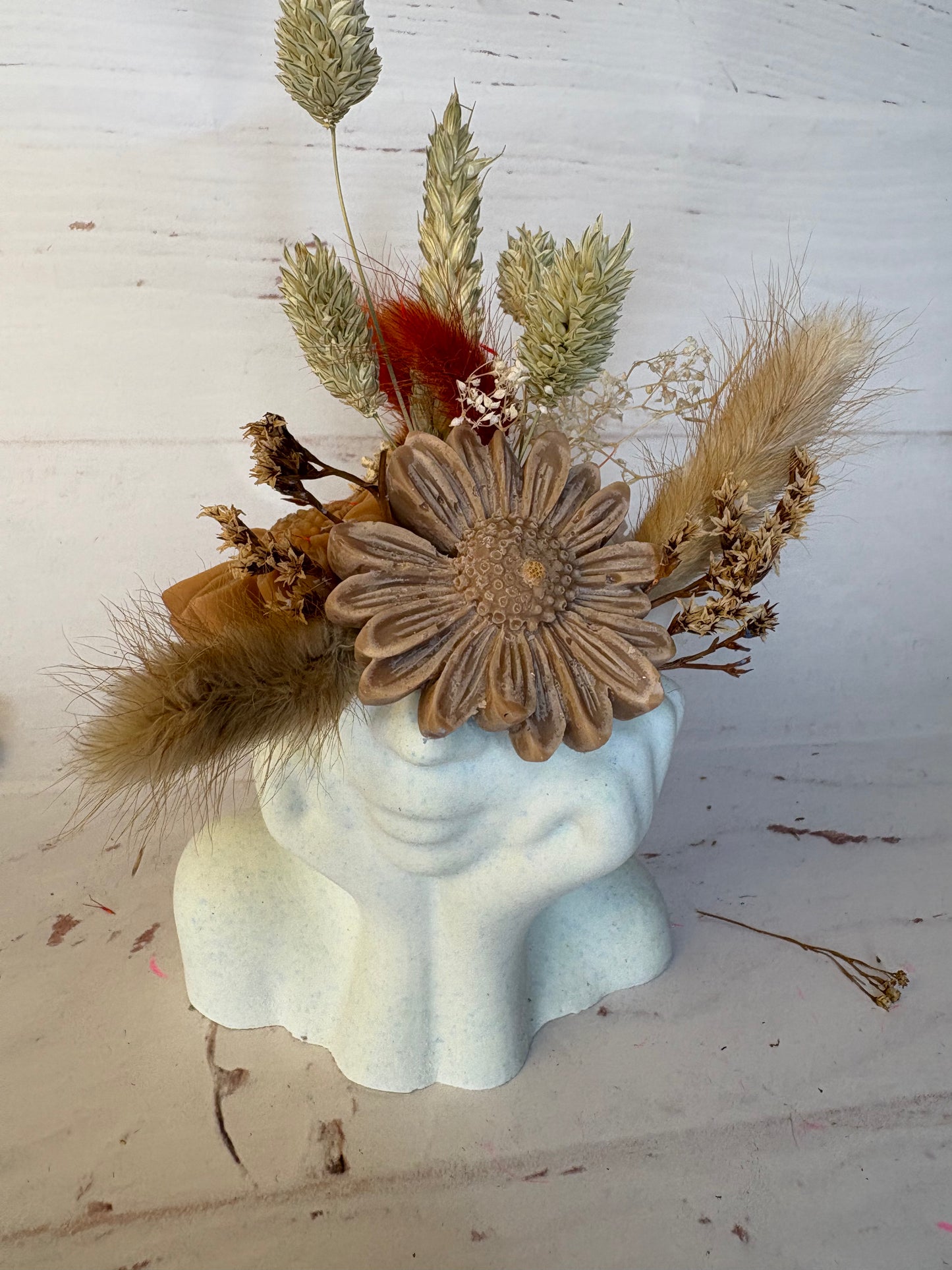 Viso fiorito-composizione vaso con cera e fiori