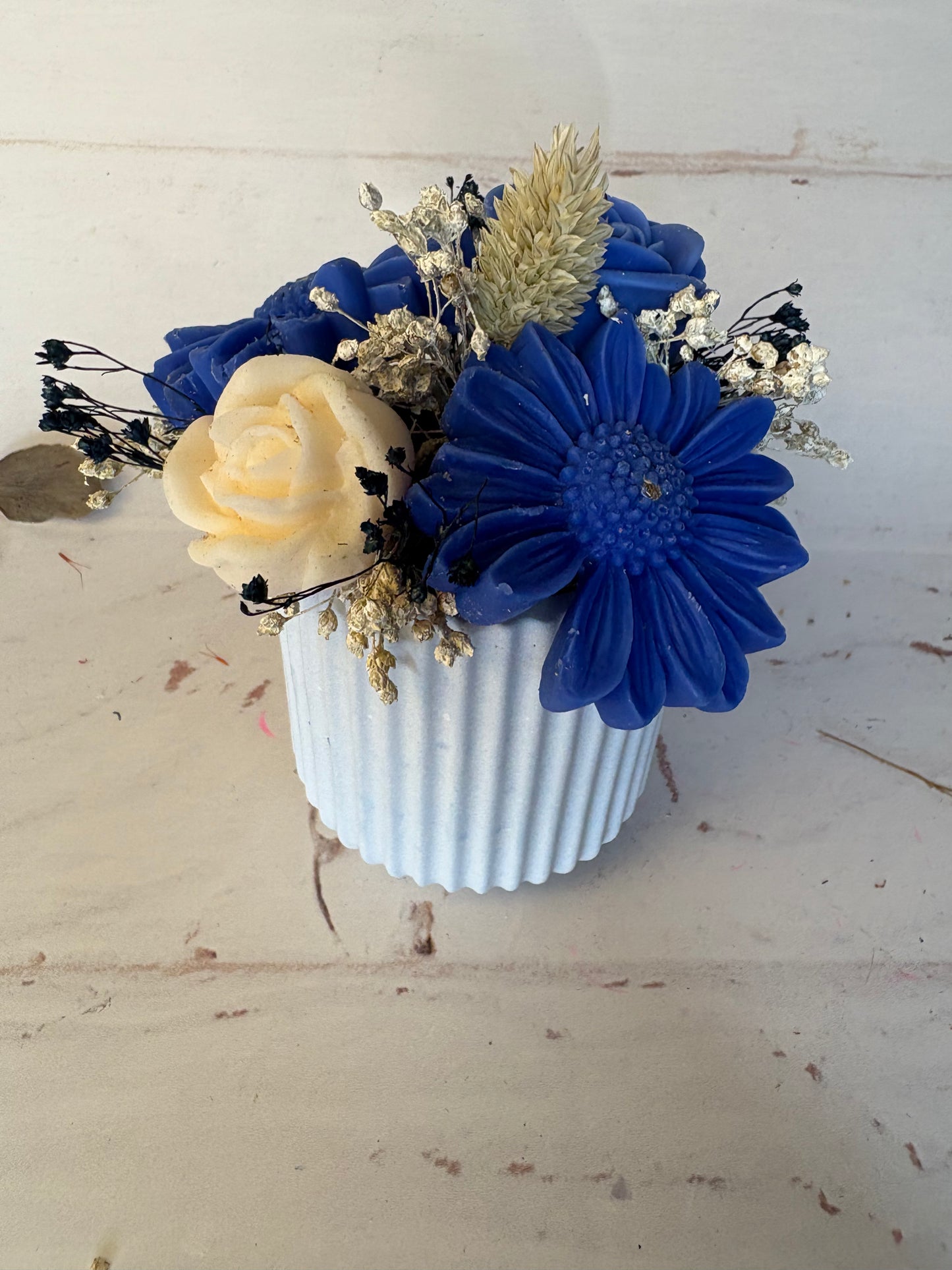 Vaso in ecoresina con fiori in cera