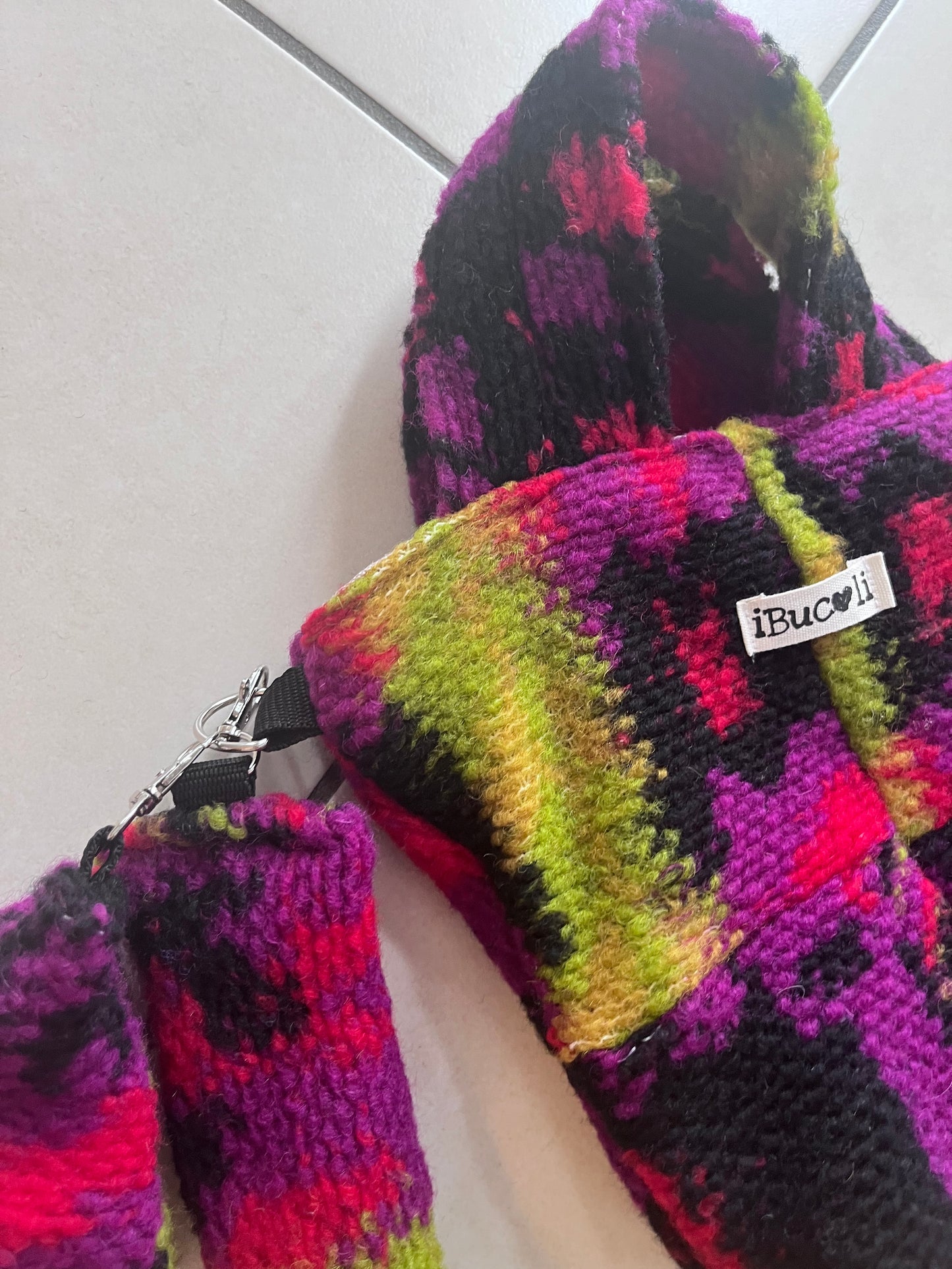Borsa con maniglia e tracolla in lana cotta colorata