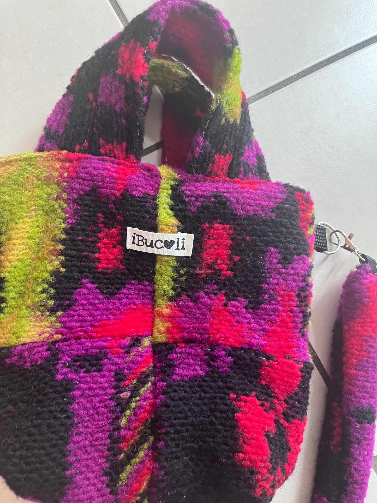 Borsa con maniglia e tracolla in lana cotta colorata