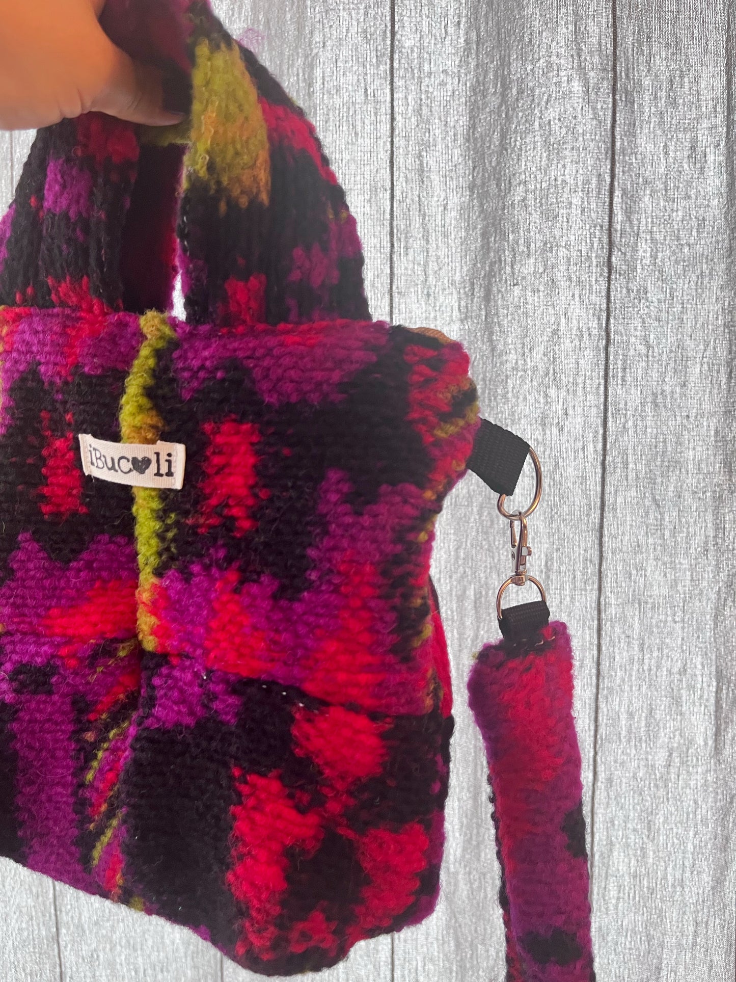 Borsa con maniglia e tracolla in lana cotta colorata