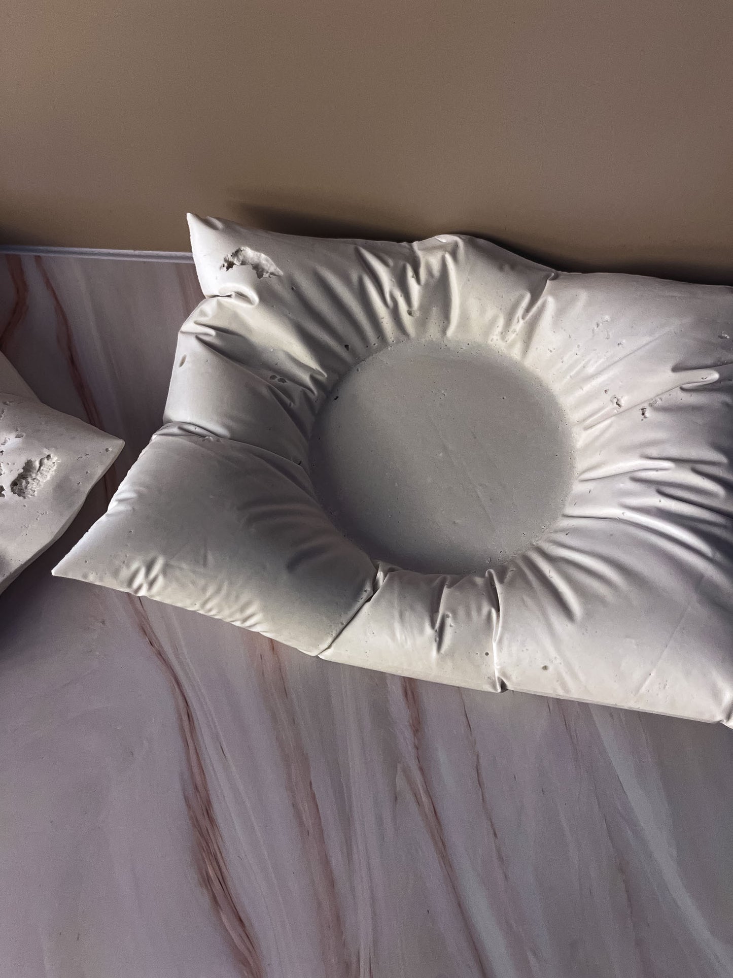 Sottobicchiere a forma di Cuscino in jesmonite