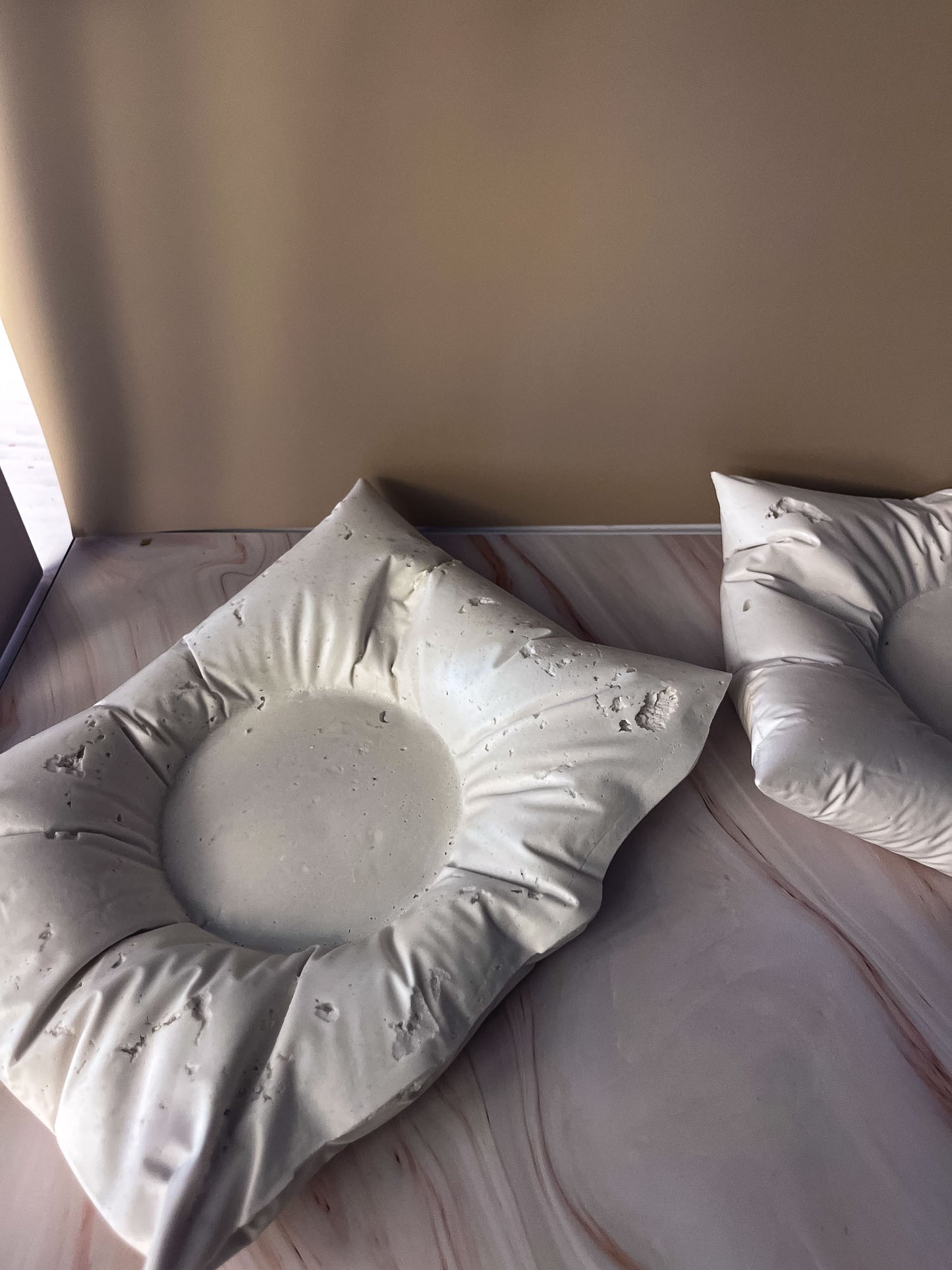 Sottobicchiere a forma di Cuscino in jesmonite