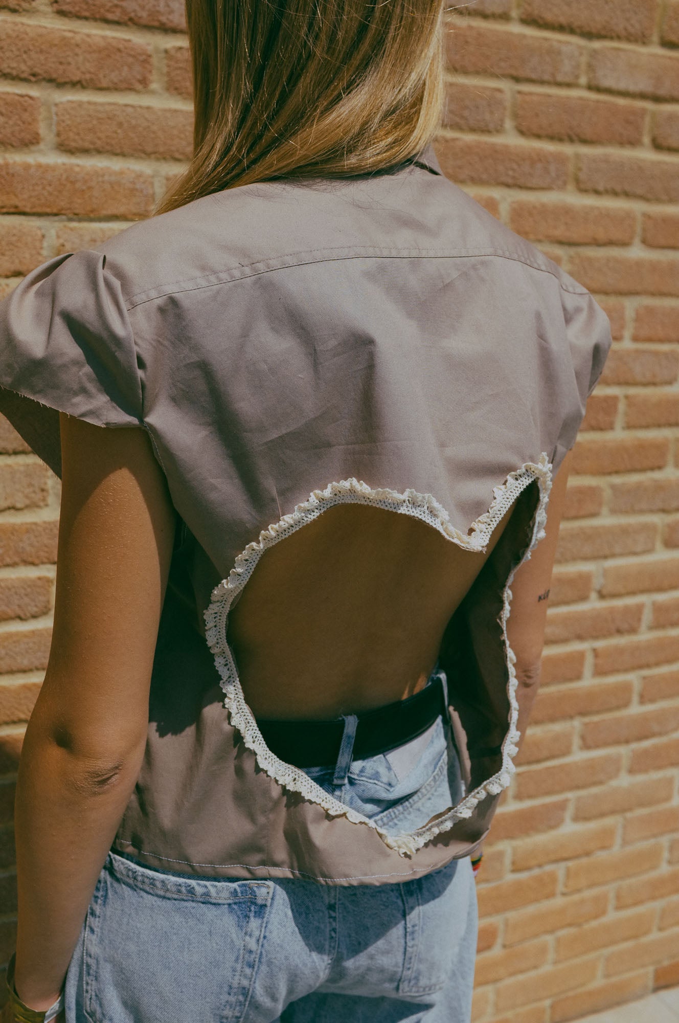 Upcycling-Camicia beige con apertura a cuore sul retro