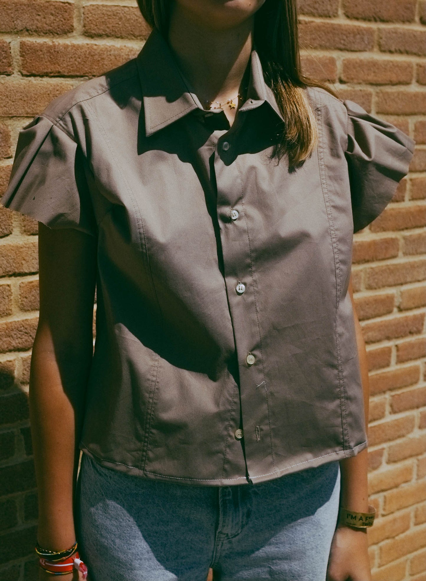 Upcycling-Camicia beige con apertura a cuore sul retro