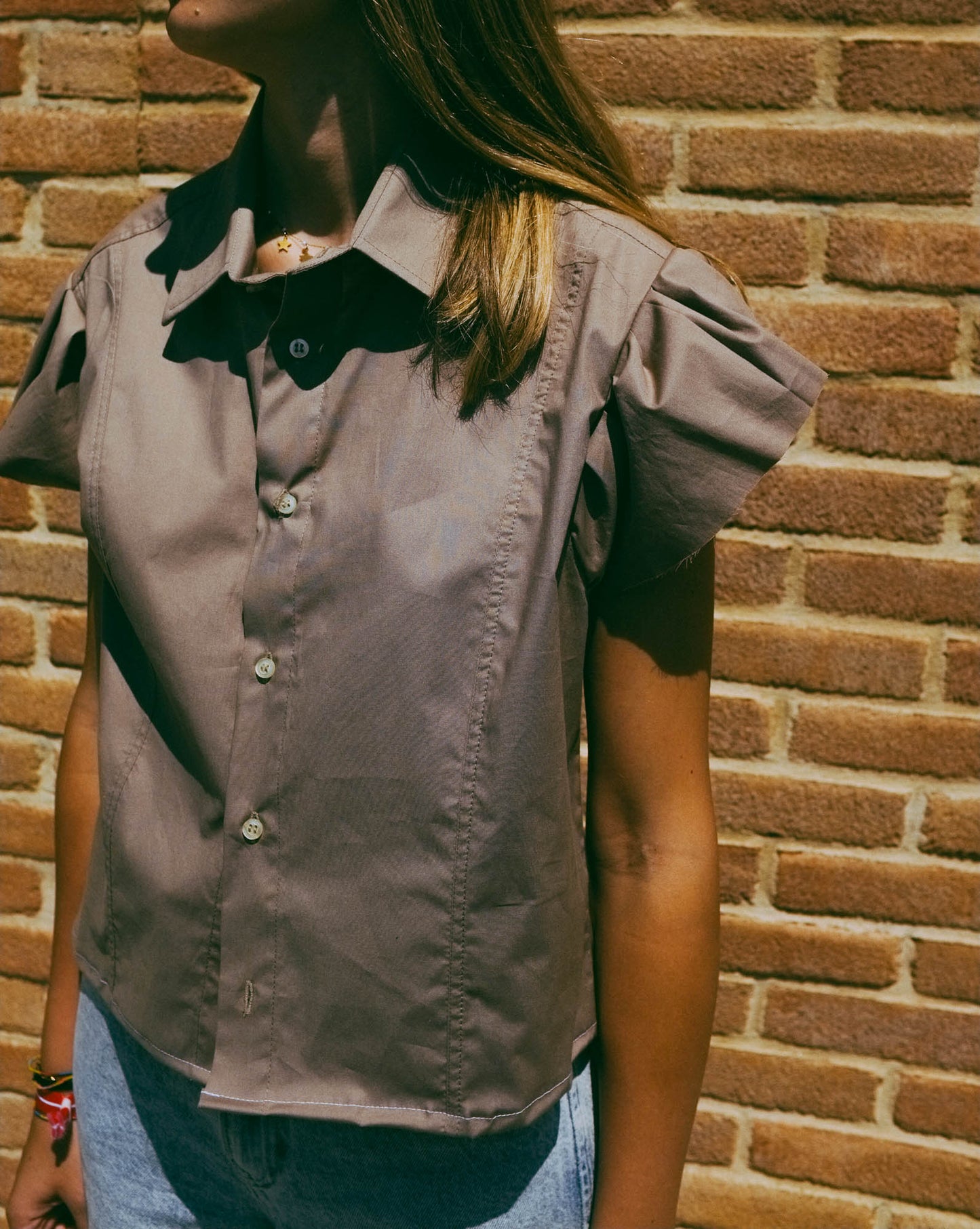 Upcycling-Camicia beige con apertura a cuore sul retro