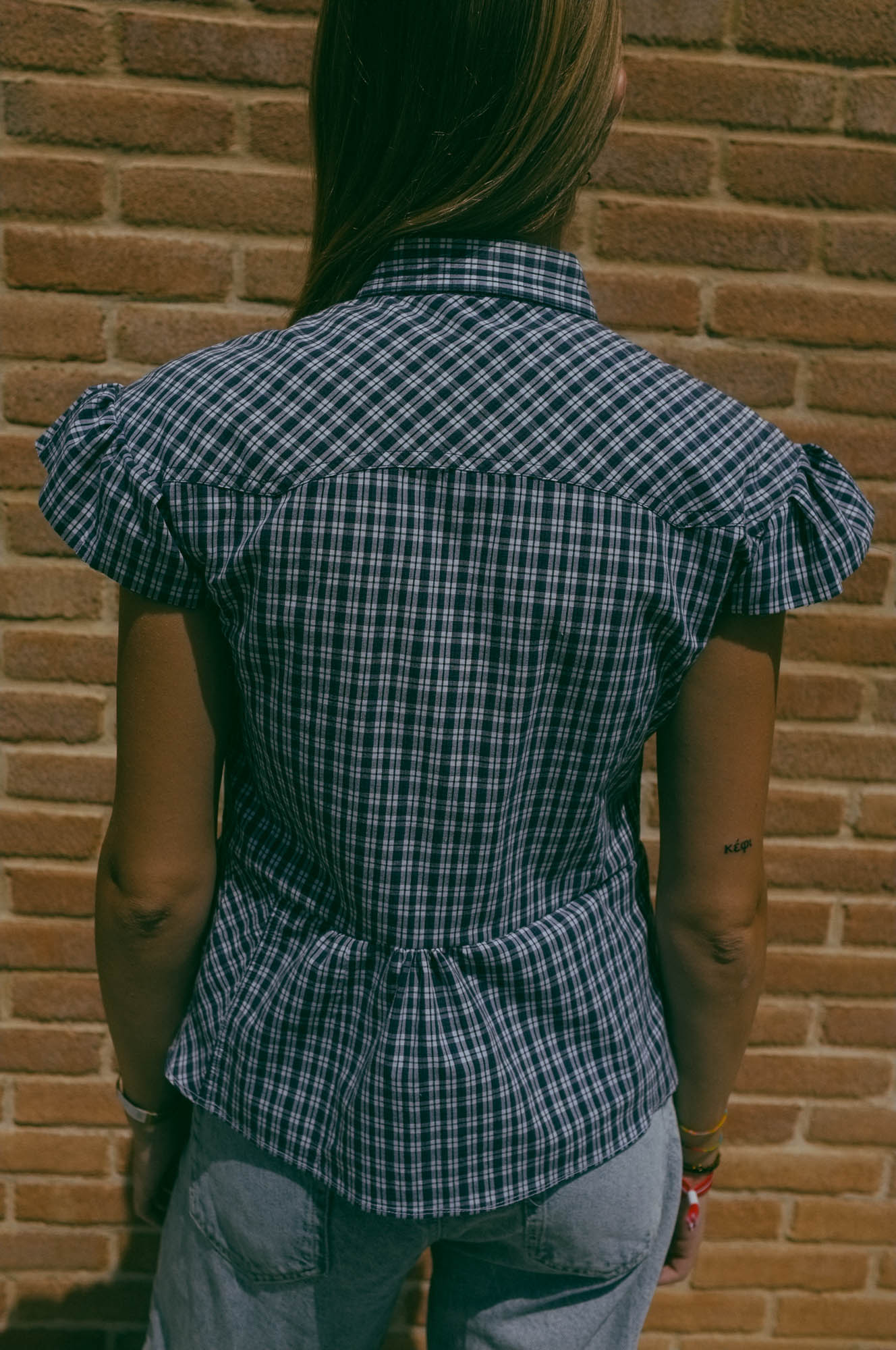 Upcycling-Camicia blu quadrettini con laccetti