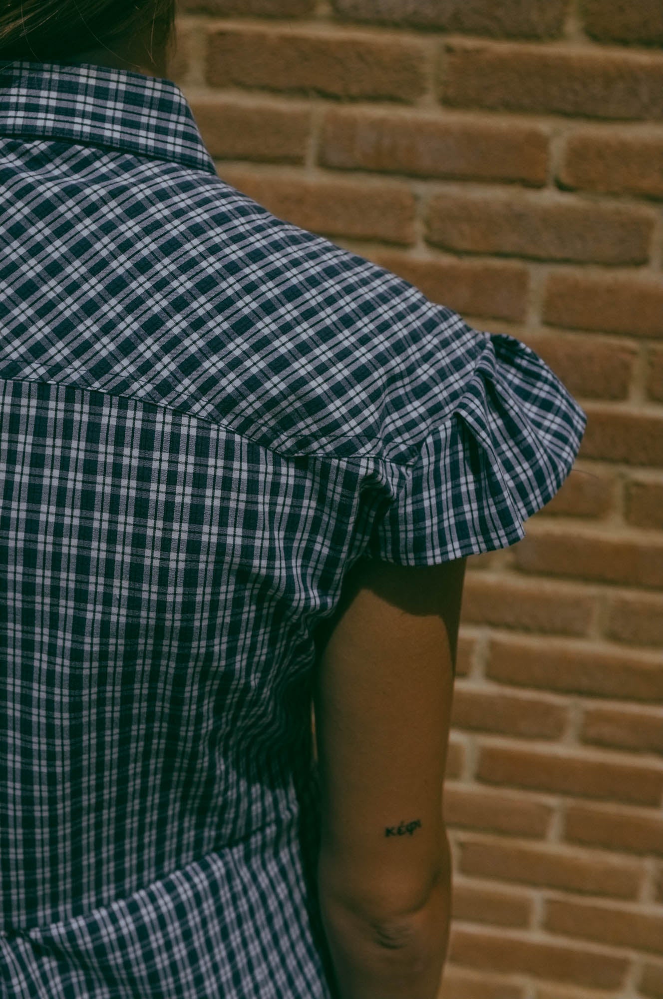 Upcycling-Camicia blu quadrettini con laccetti