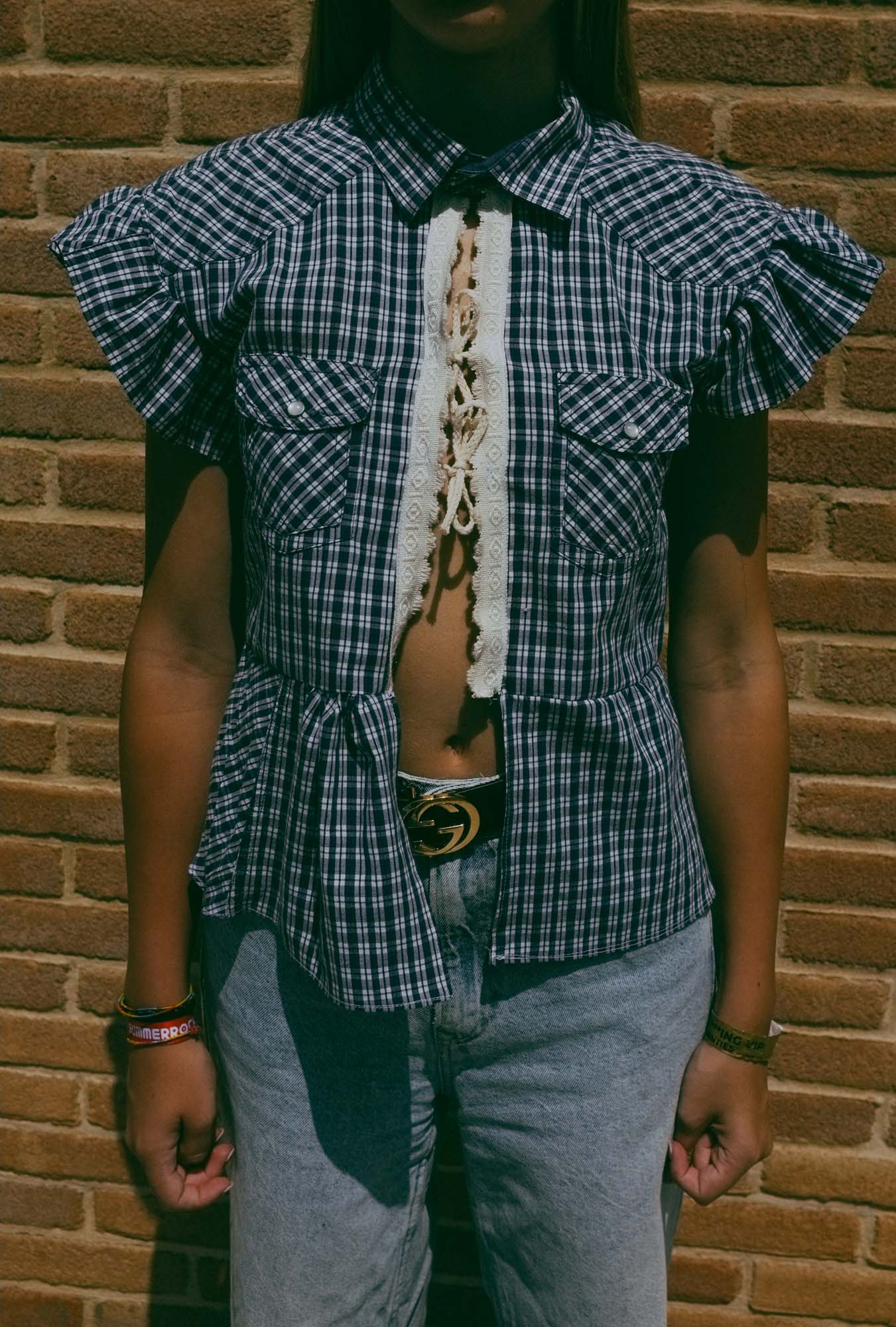 Upcycling-Camicia blu quadrettini con laccetti