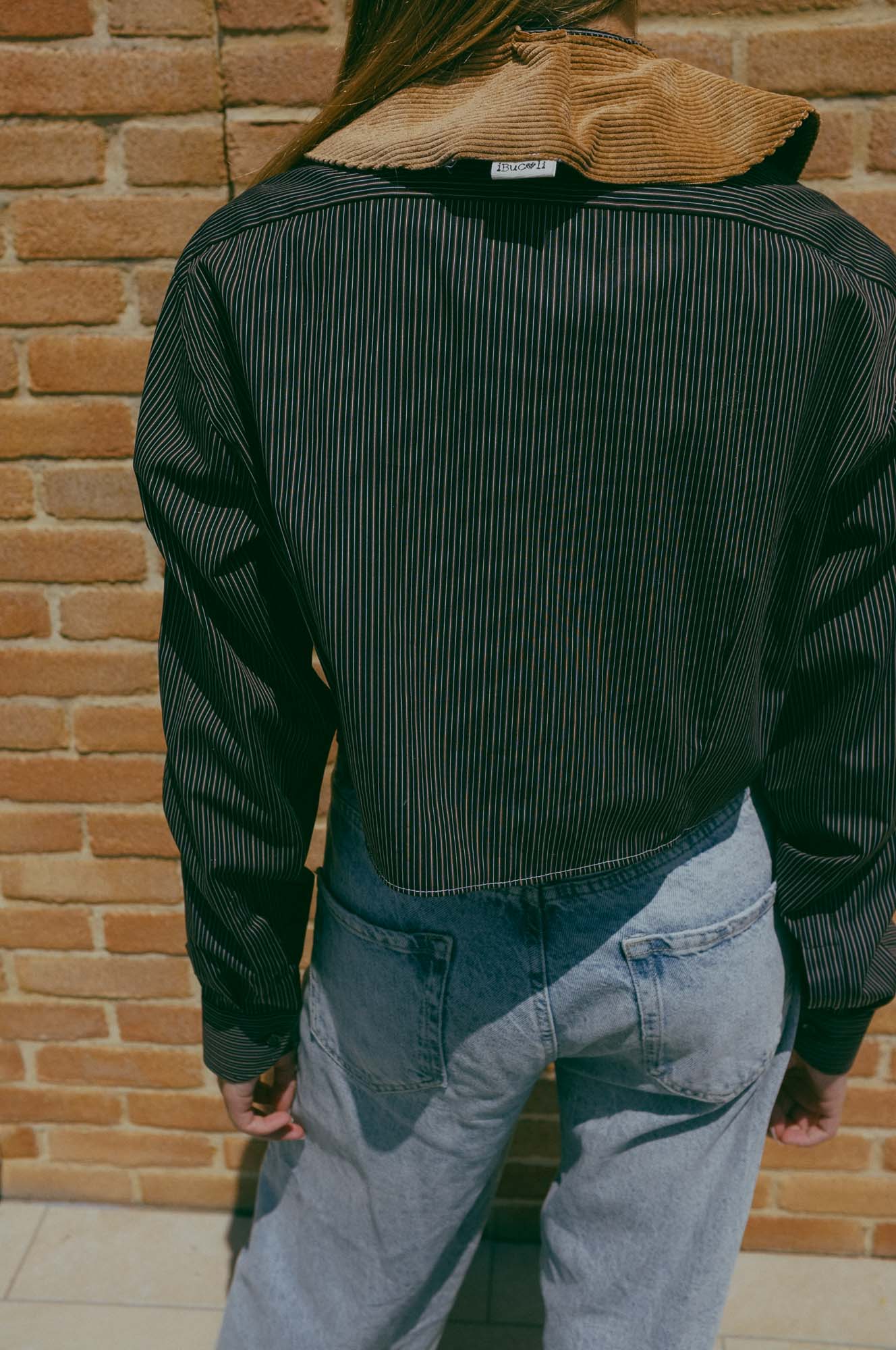 Upcycling-Camicia marrone con colletto in velluto beige