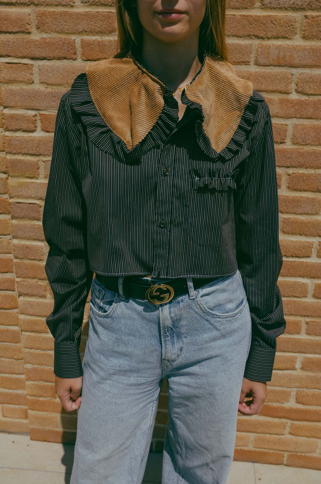 Upcycling-Camicia marrone con colletto in velluto beige