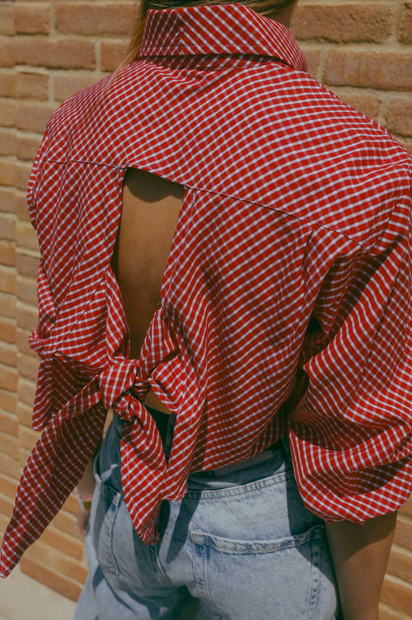 Upcycling-Camicia Rossa con nodo dietro