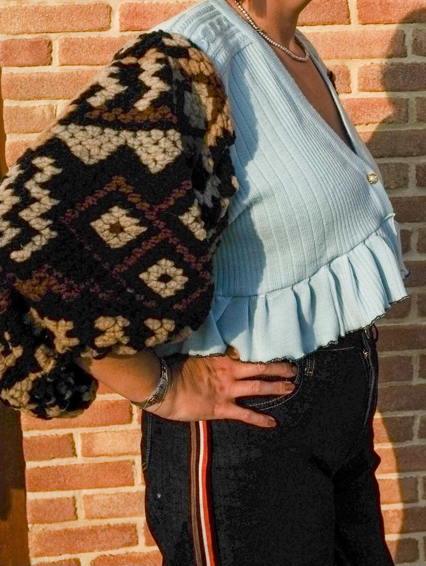 Upcycling- Maglione azzurro scollo a V con maniche a sbuffo in lana