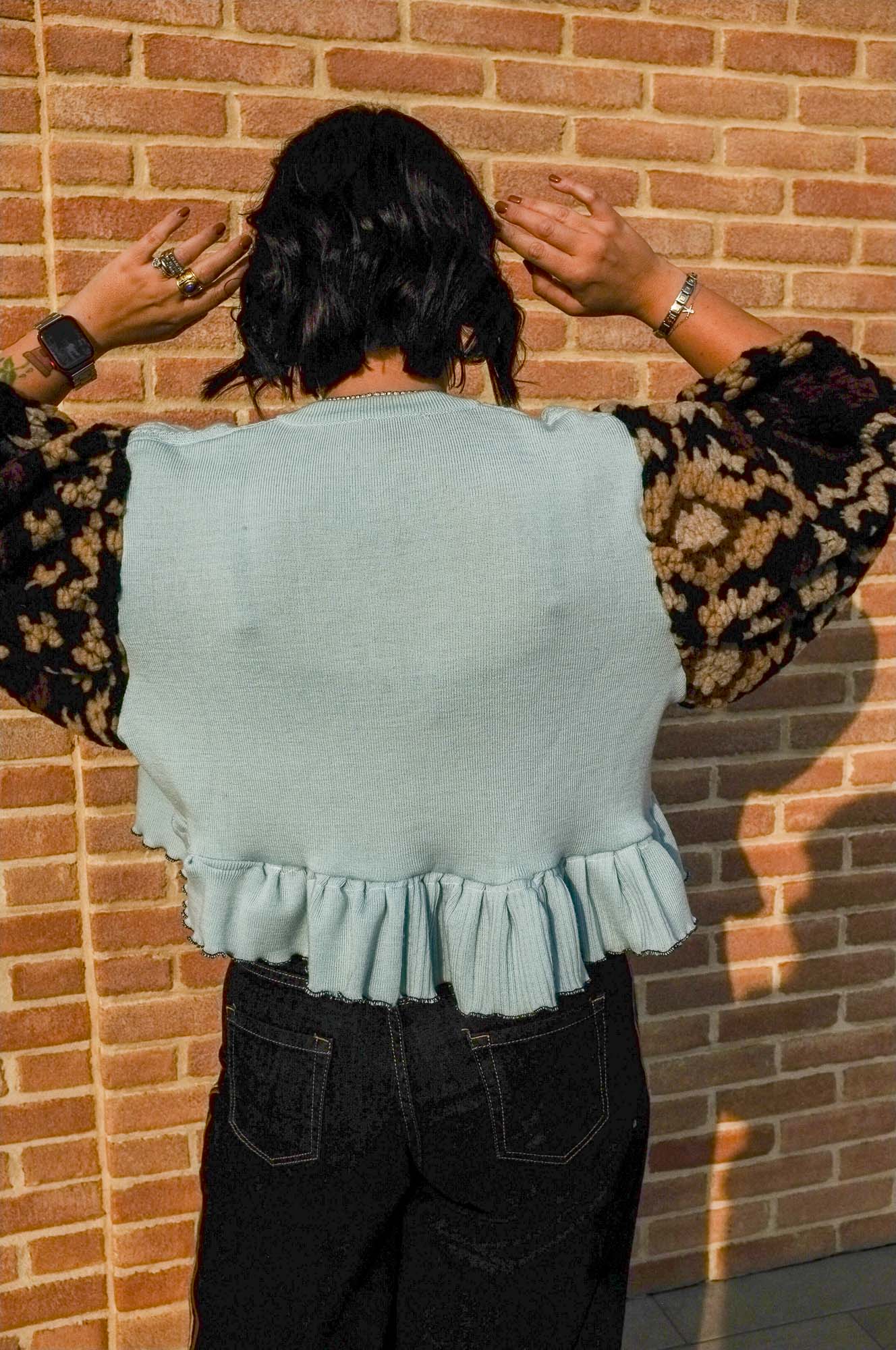 Upcycling- Maglione azzurro scollo a V con maniche a sbuffo in lana