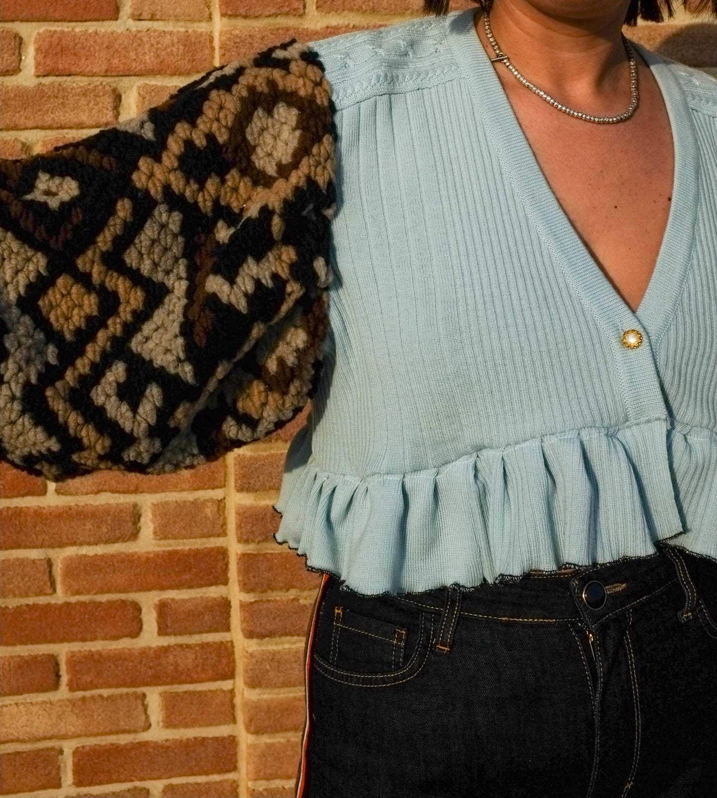 Upcycling- Maglione azzurro scollo a V con maniche a sbuffo in lana