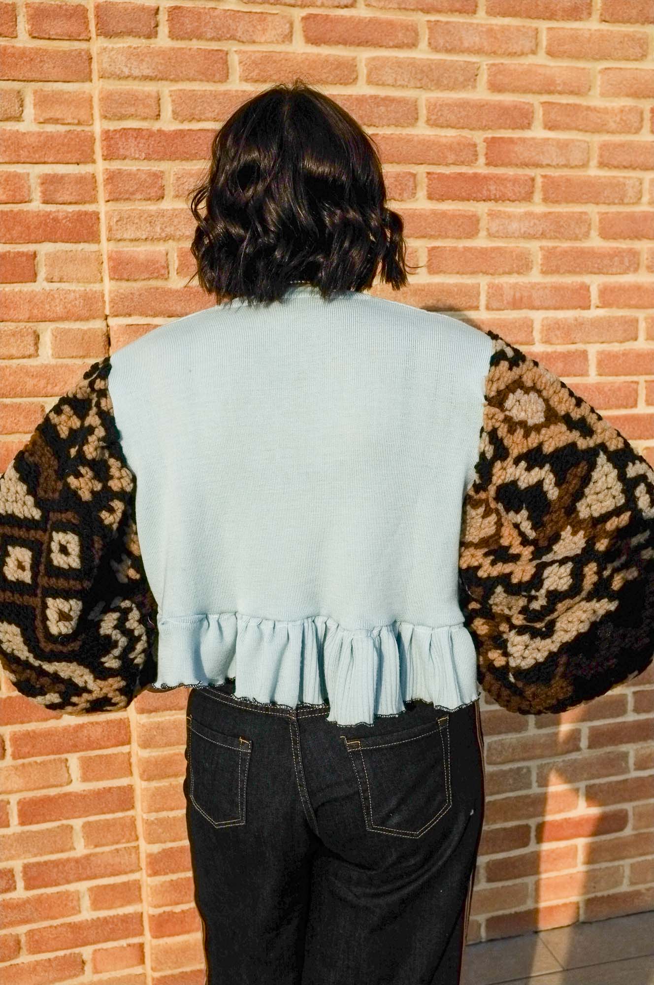Upcycling- Maglione azzurro scollo a V con maniche a sbuffo in lana