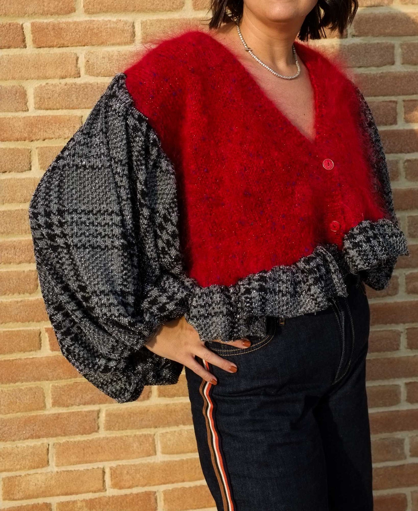 Upcycling- Maglione rosso scollo a V con maniche a sbuffo