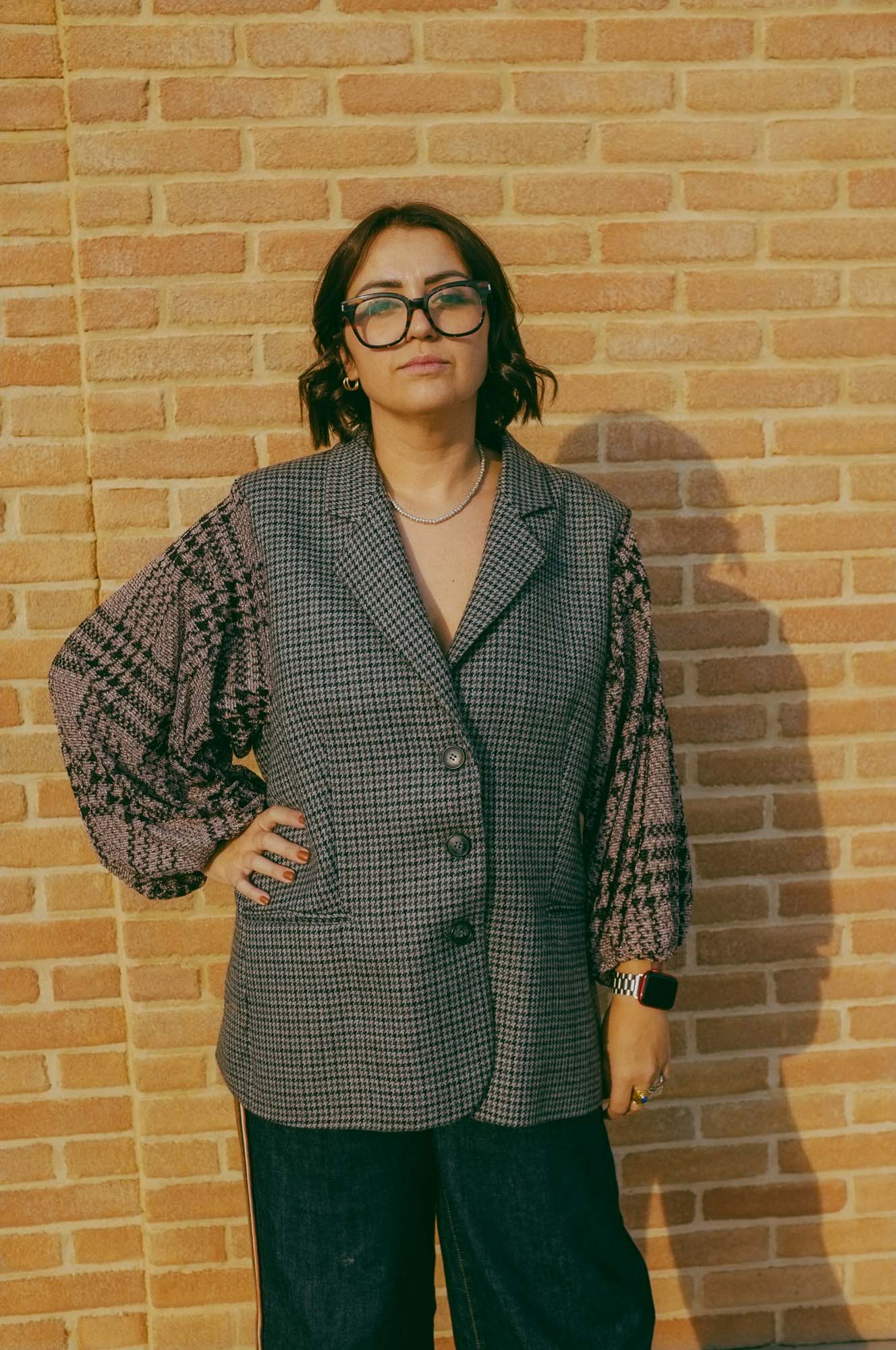 Upcycling-blazer in lana grigia con maniche sbuffo rosa