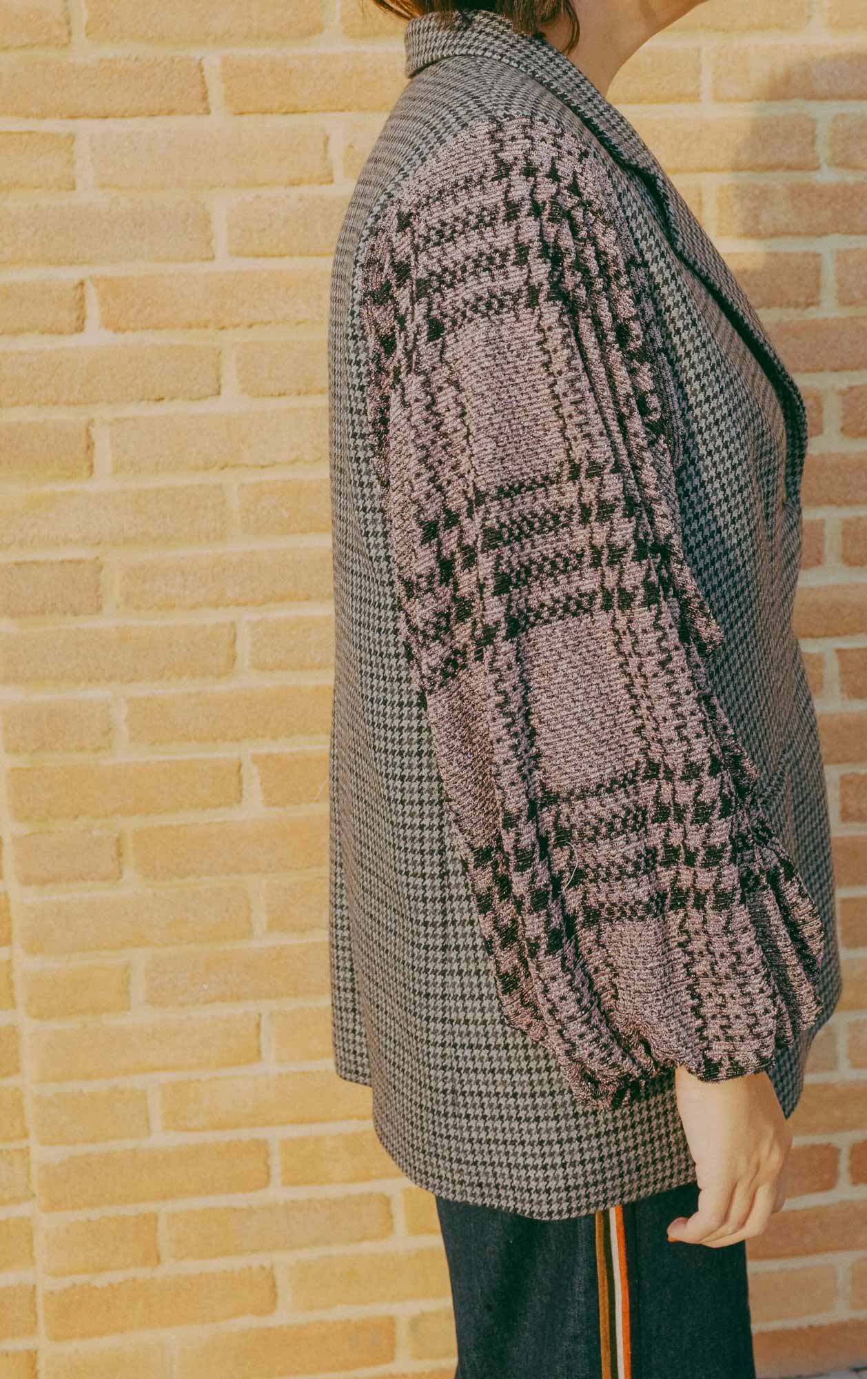 Upcycling-blazer in lana grigia con maniche sbuffo rosa
