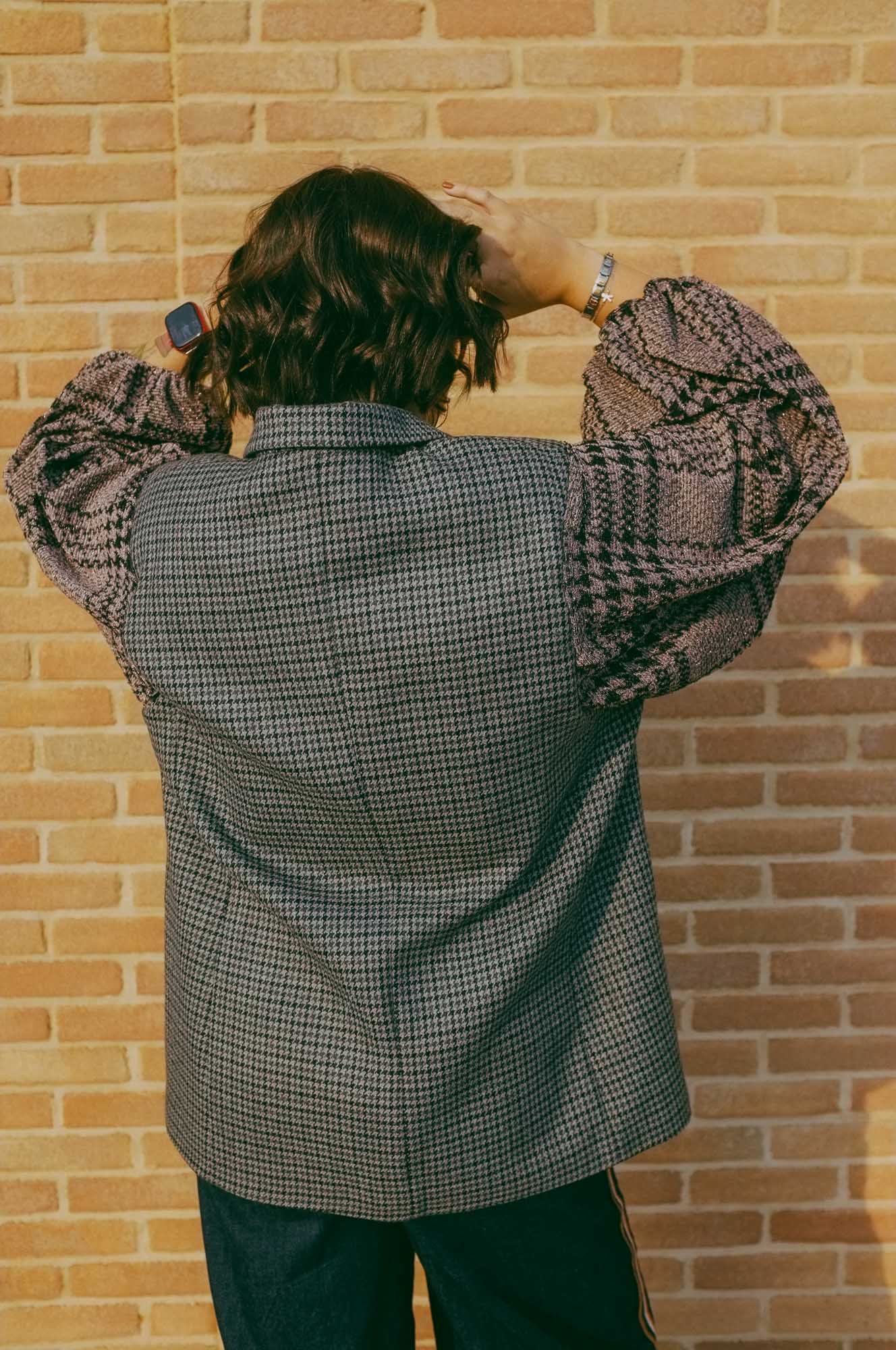 Upcycling-blazer in lana grigia con maniche sbuffo rosa