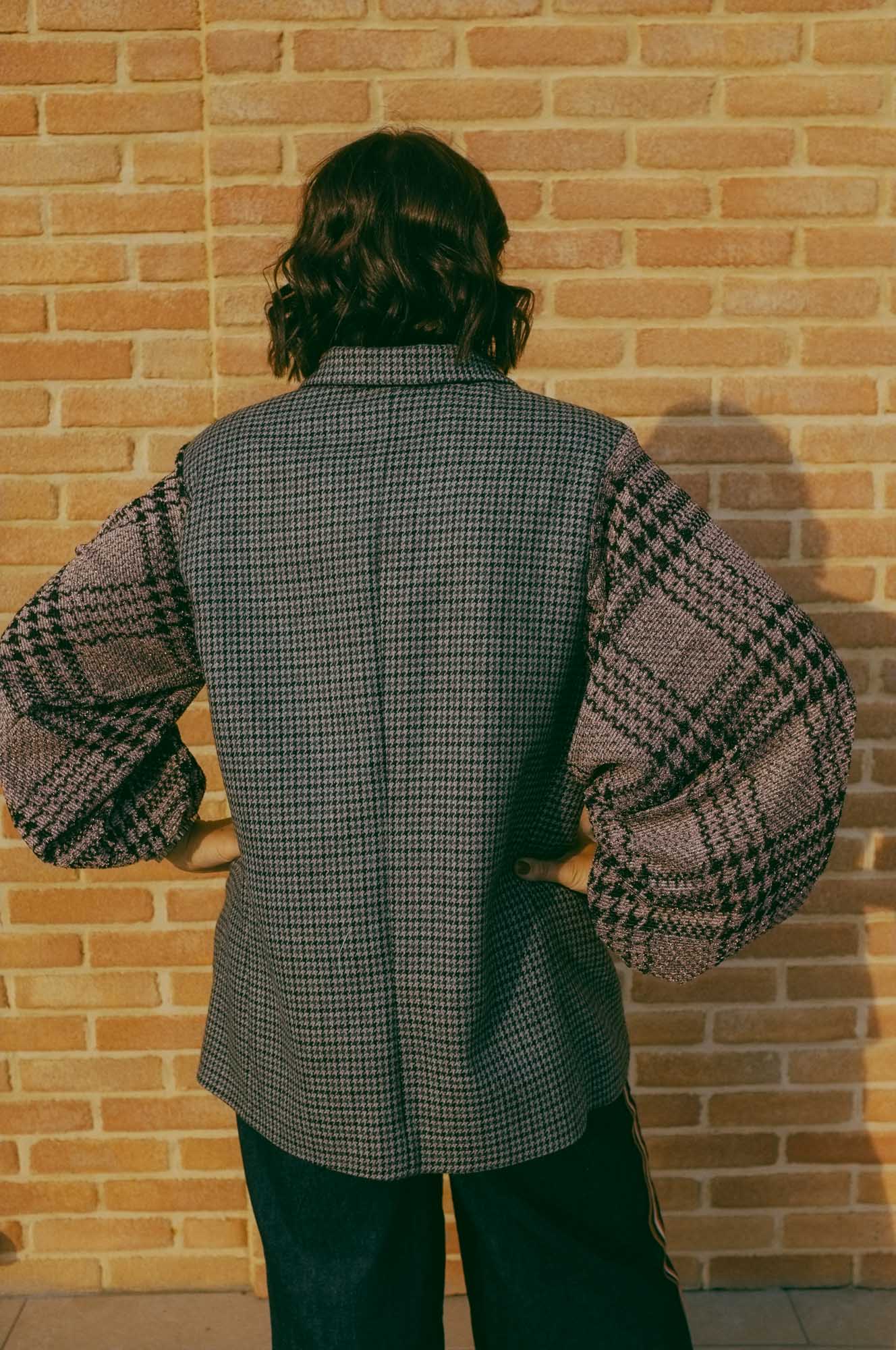 Upcycling-blazer in lana grigia con maniche sbuffo rosa