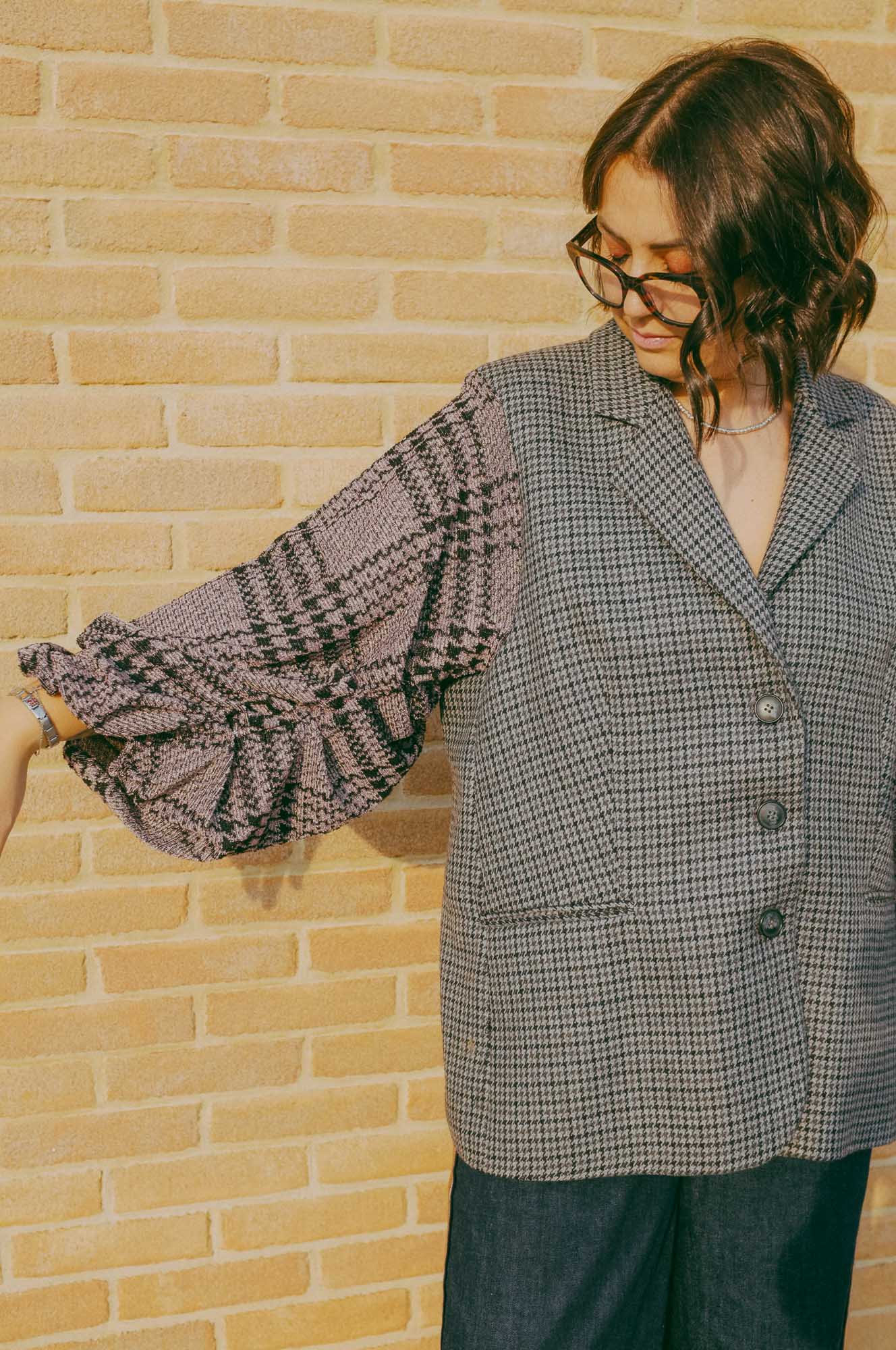 Upcycling-blazer in lana grigia con maniche sbuffo rosa