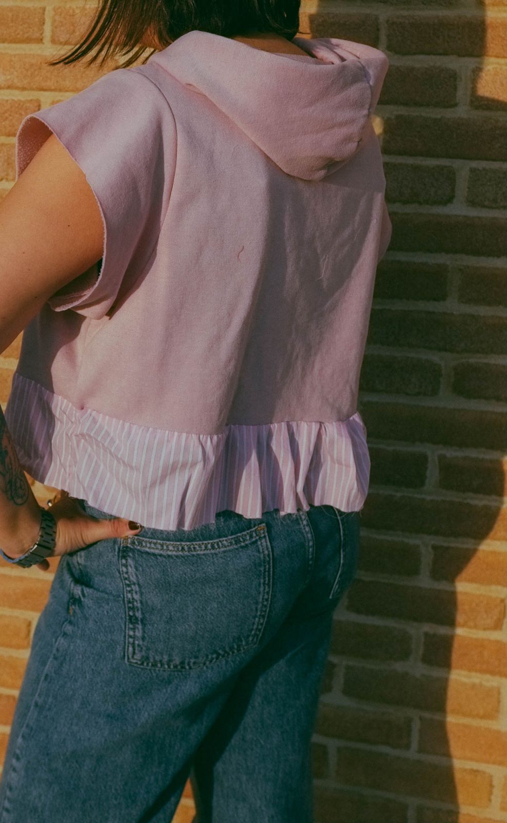 Upcycling-Felpa rosa e inserti camicia