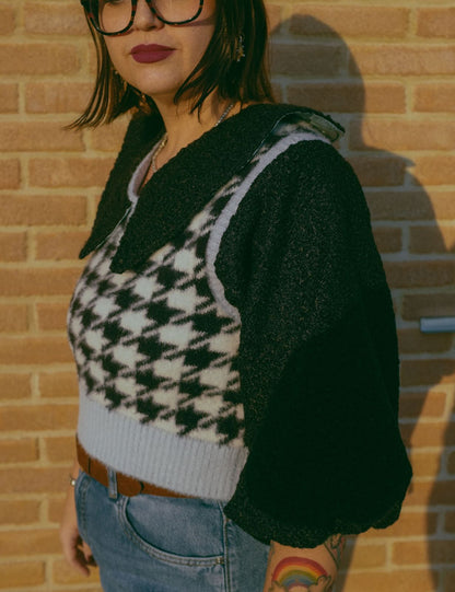 Upcycling-Maglioncino azzurro e nero boucle