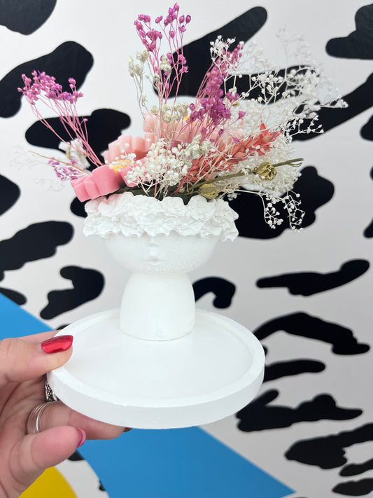 Viso fiorito-composizione vaso con cera e fiori su piattino