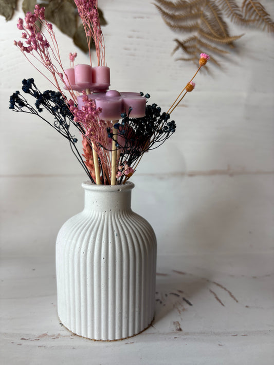 Vaso in ecoresina con fiori in cera