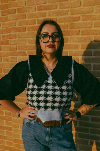 Upcycling-Maglioncino azzurro e nero boucle