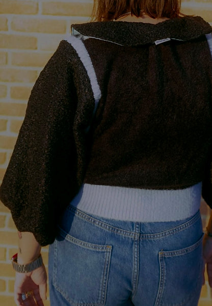 Upcycling-Maglioncino azzurro e nero boucle