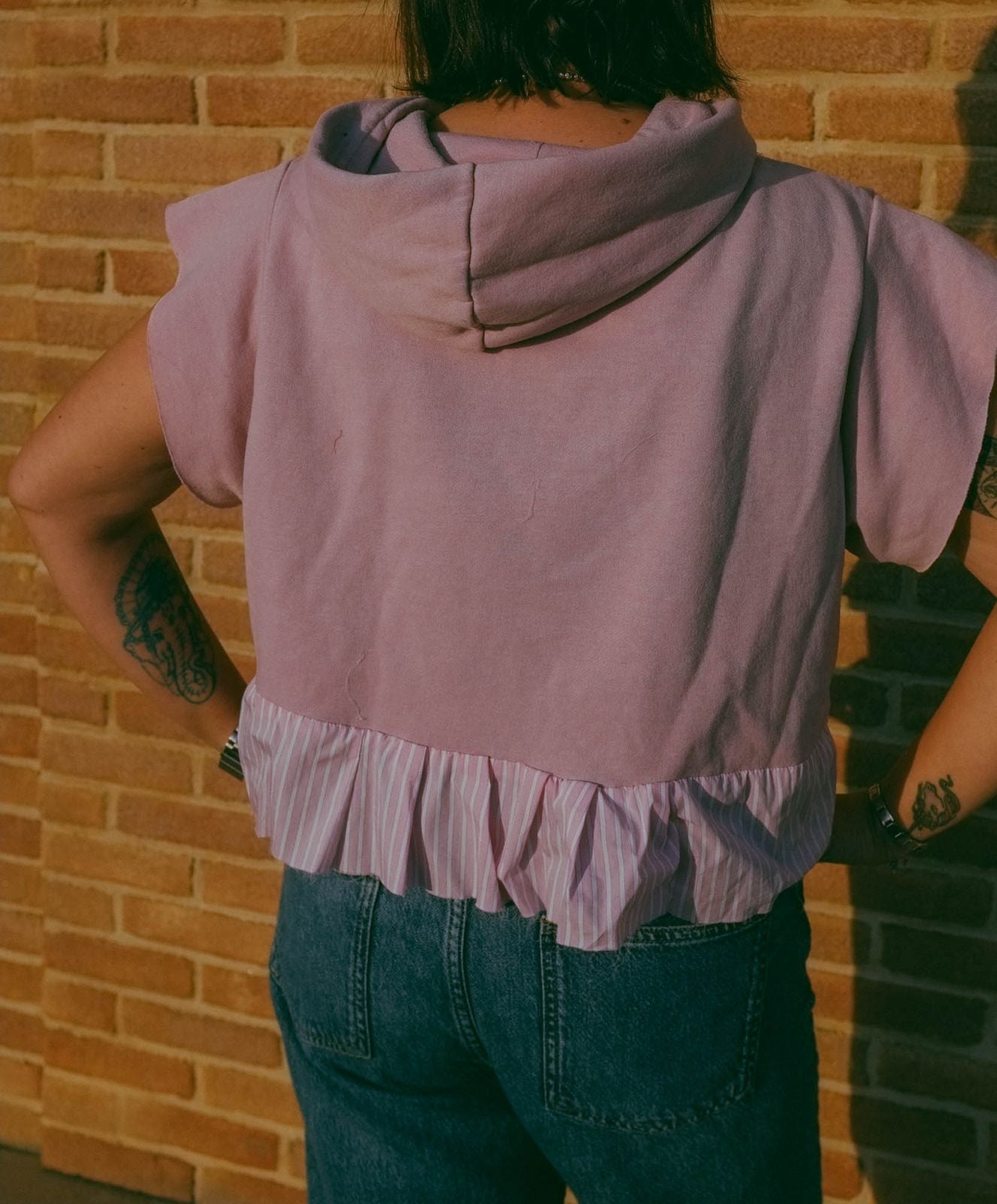 Upcycling-Felpa rosa e inserti camicia