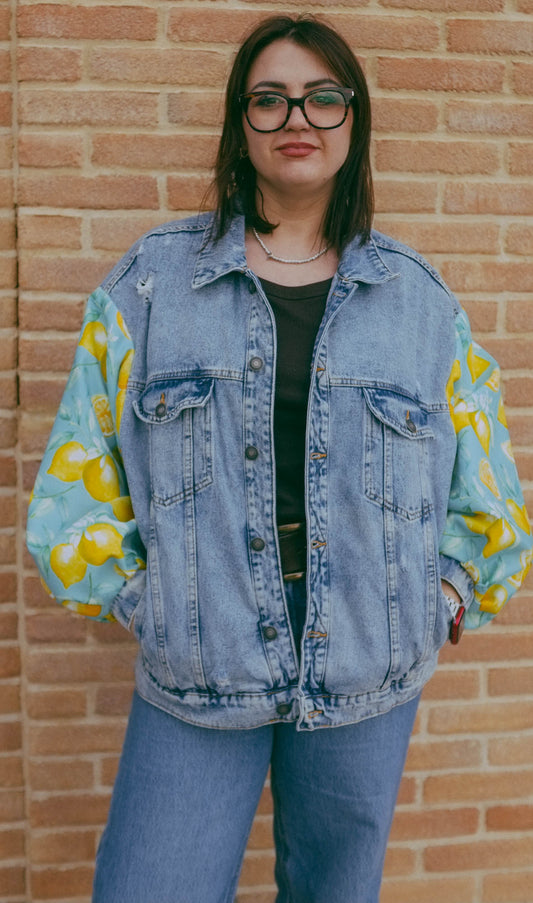Upcycling-Giacca di jeans con maniche limoni