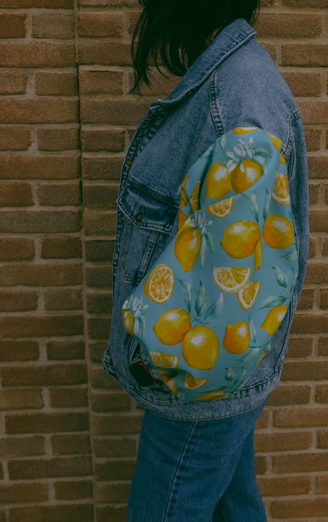 Upcycling-Giacca di jeans con maniche limoni