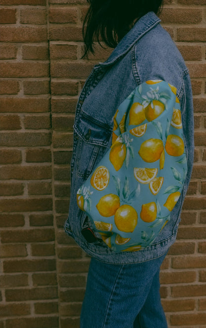 Upcycling-Giacca di jeans con maniche limoni