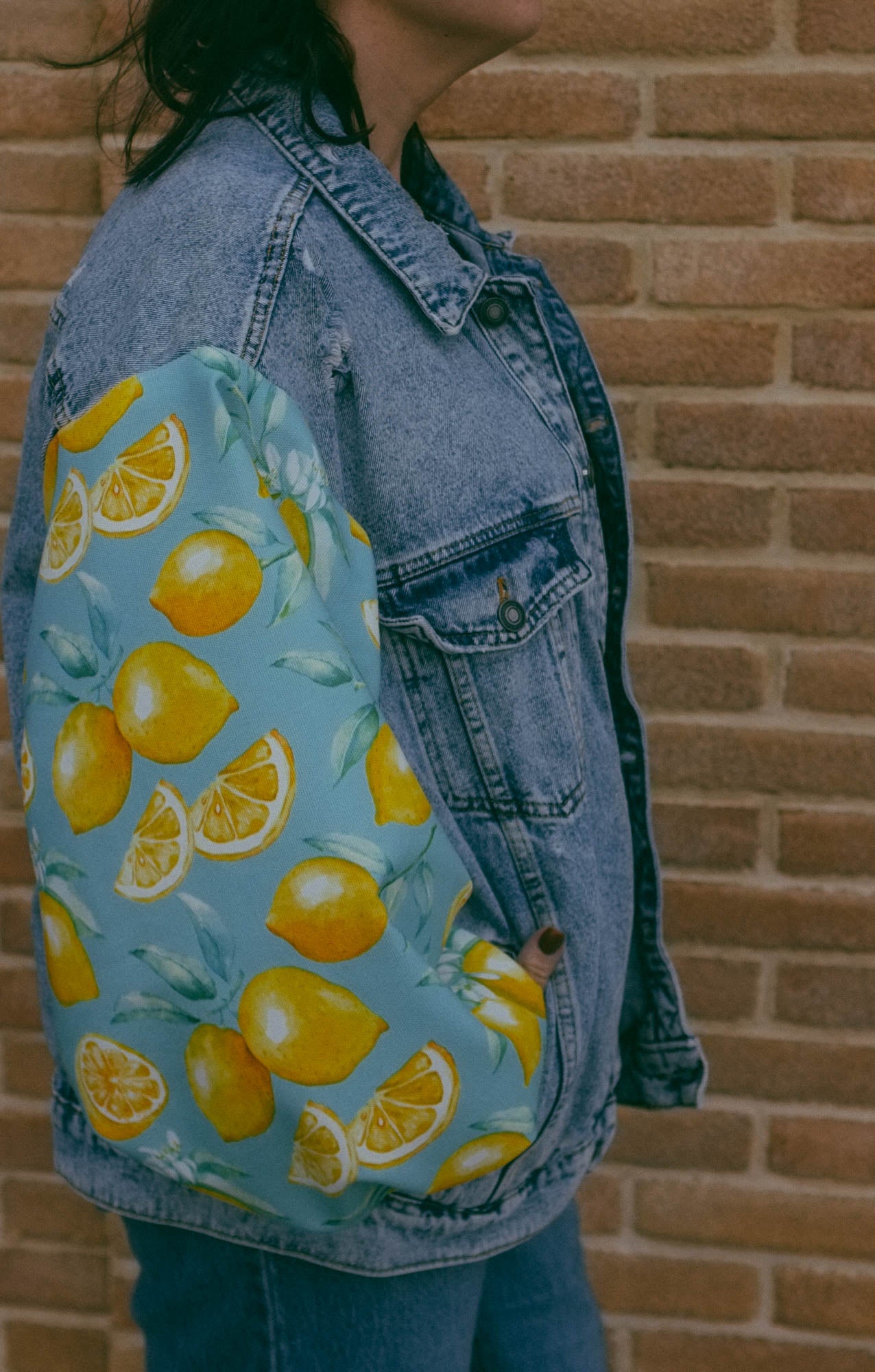 Upcycling-Giacca di jeans con maniche limoni