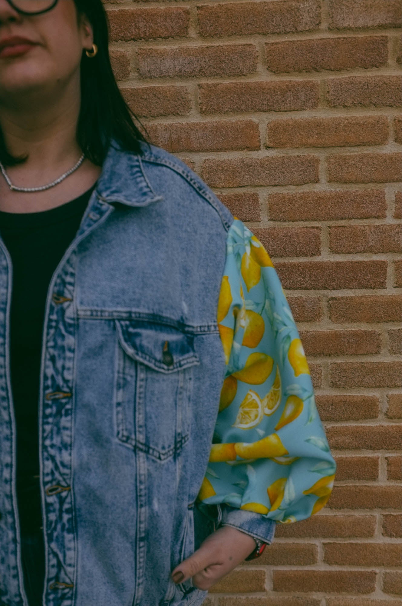 Upcycling-Giacca di jeans con maniche limoni