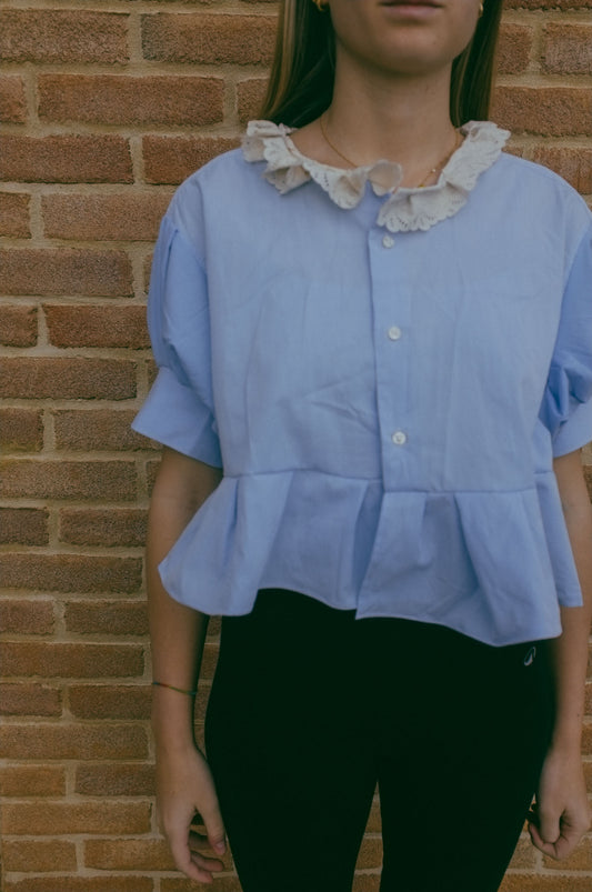 Upcycling-Camicia azzurra con maniche corte a sbuffo