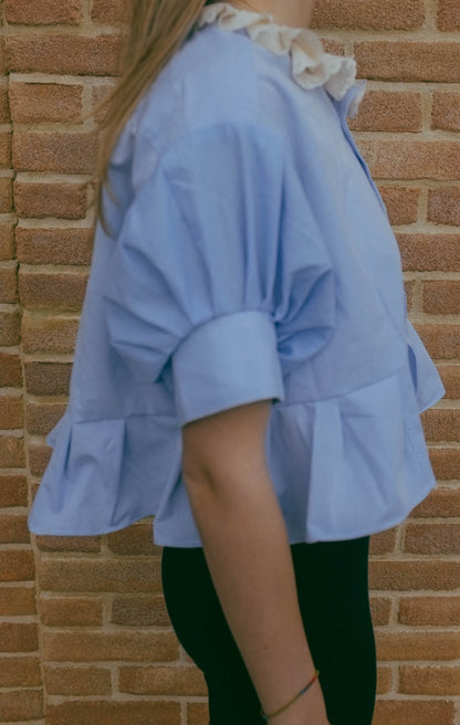 Upcycling-Camicia azzurra con maniche corte a sbuffo